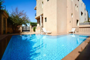 2 King Suites- Pool,AC & Parking-Central location